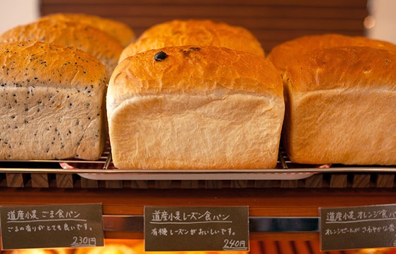 棚に並ぶ食パンの画像